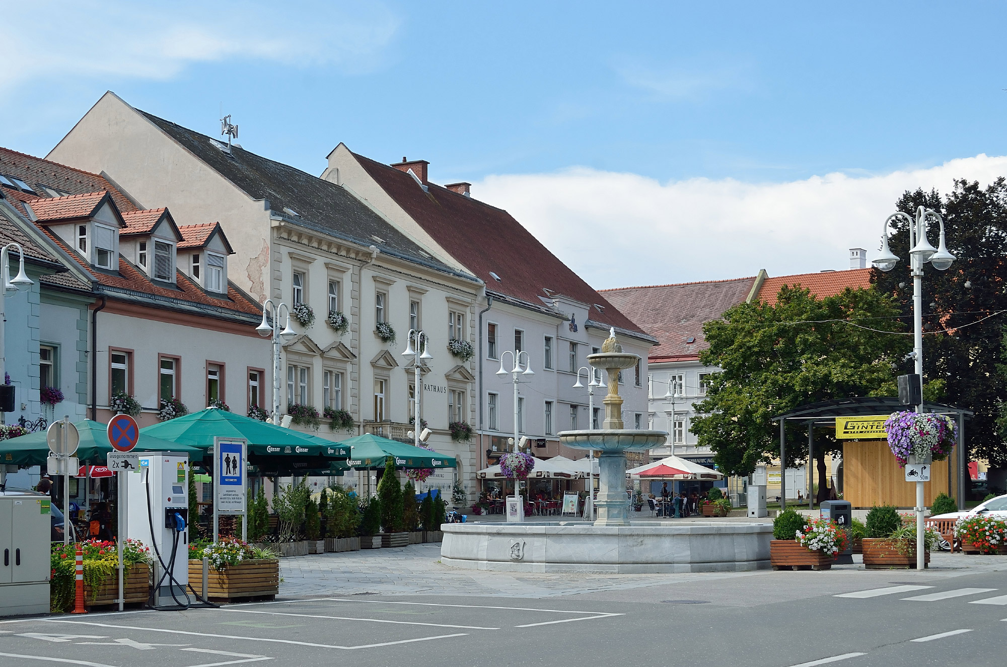 Hauptplatz Judenburg mit Rathaus und Brunnen und Mittonihaus